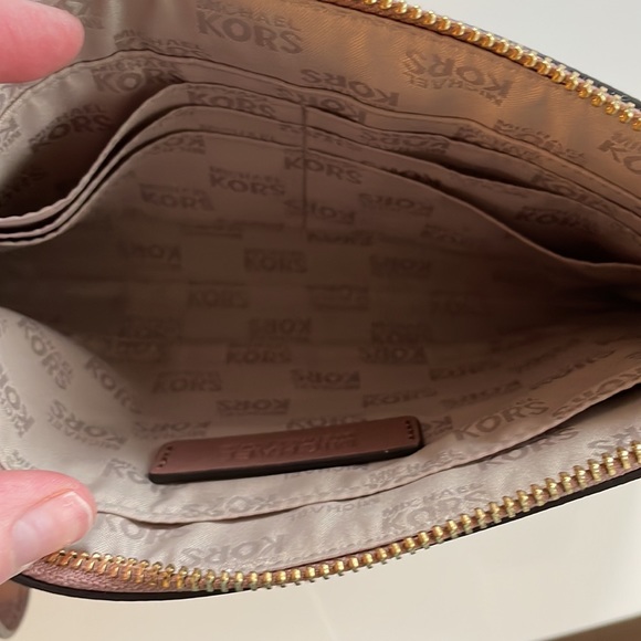 Michael Kors wristlet with zipper - Picture 3 of 5